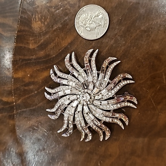 Vintage Hattie Carnegie Rhinestone Brooch - Picture 5 of 5